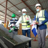 El director general de Aduanas, Nelson Arroyo, destruye las mercancías incautadas.