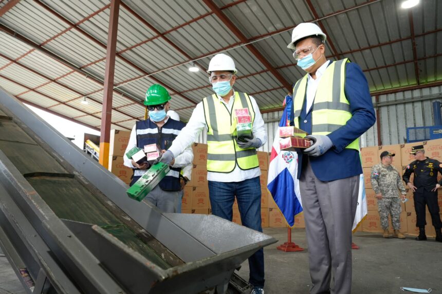 El director general de Aduanas, Nelson Arroyo, destruye las mercancías incautadas.