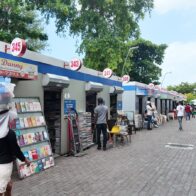 Vendedores de libros en la Duarte apuestan a la quincena para impulsar las ventas escolares
