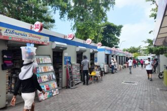 Vendedores de libros en la Duarte apuestan a la quincena para impulsar las ventas escolares