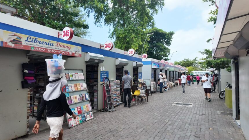 Vendedores de libros en la Duarte apuestan a la quincena para impulsar las ventas escolares