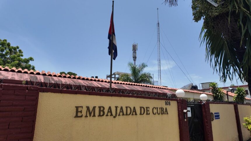 Silencio en embajada y reserva del Gobierno sobre razones de expulsión a nueve diplomáticos cubanos