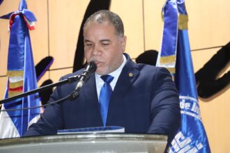 George Richardson asume presidencia del CODIA y promete una gestión transparente