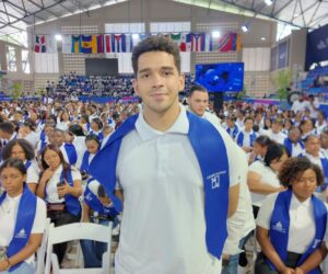 Estudiantes de Oportunidad 14-24 celebran alcanzar la meta de su formación