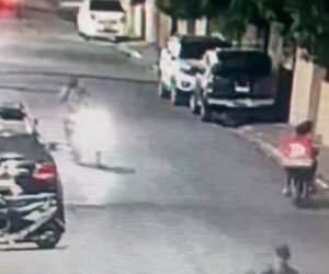 Roban motocicleta frente a cancha de Quisqueya; dos hombres vestidos de delivery quedan grabados