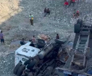 Patana cae desde el puente Lucas Díaz hacia el río Nizao; varias personas resultan heridas