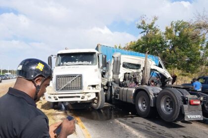 Dos cabezotes se deslizan en la Autovía del Este