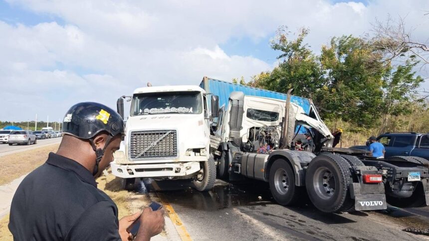 Dos cabezotes se deslizan en la Autovía del Este