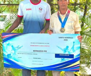 Bernardo Pie dona RD$50 mil a su maestro Héctor Rodríguez como reconocimiento a su formación deportiva