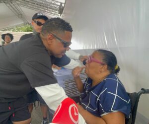 Personas con discapacidad desafían limitaciones y acuden a firmar en respaldo a Santiago Matías