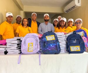 Movimiento «Nosotros Pa’ Cuando» mantiene tradición de apoyo a las familias de Los Alcarrizos con entrega de útiles escolares