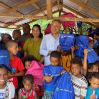 Cecilio García lleva apoyo y esperanza a estudiantes de Las Galeras