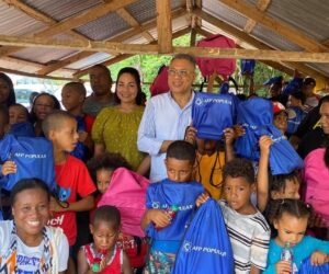 Cecilio García lleva apoyo y esperanza a estudiantes de Las Galeras