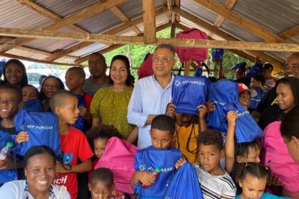 Cecilio García lleva apoyo y esperanza a estudiantes de Las Galeras