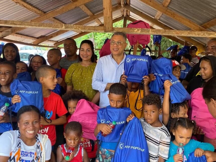 Cecilio García lleva apoyo y esperanza a estudiantes de Las Galeras