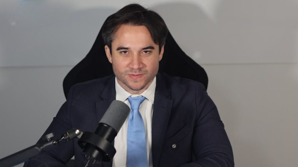 Fernando Abreu irrumpe en las presidenciales con un 2.6% en encuesta nacional