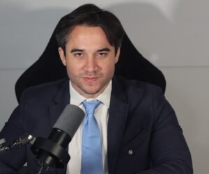 Fernando Abreu irrumpe en las presidenciales con un 2.6% en encuesta nacional