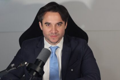 Fernando Abreu irrumpe en las presidenciales con un 2.6% en encuesta nacional