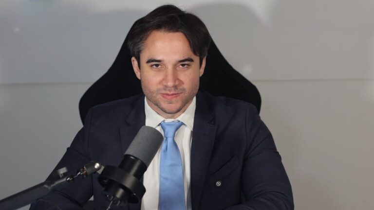 Fernando Abreu irrumpe en las presidenciales con un 2.6% en encuesta nacional