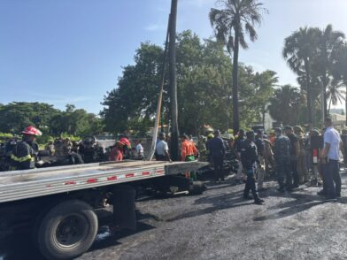 Bomberos recuperan dos cuerpos tras incendio de tanquero en el Malecón; investigan causas del accidente