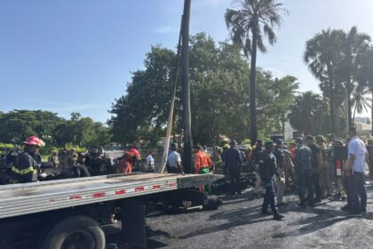 Bomberos recuperan dos cuerpos tras incendio de tanquero en el Malecón; investigan causas del accidente
