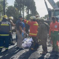 Bomberos recuperan primer cuerpo tras accidente de camión tanquero en el Malecón