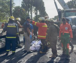 Bomberos recuperan primer cuerpo tras accidente de camión tanquero en el Malecón