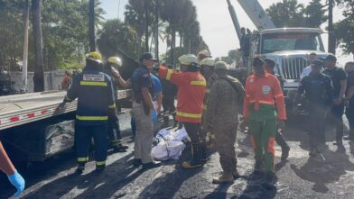 Bomberos recuperan primer cuerpo tras accidente de camión tanquero en el Malecón