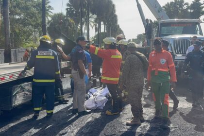 Bomberos recuperan primer cuerpo tras accidente de camión tanquero en el Malecón