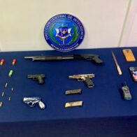DINTEL y Ministerio Público detienen a dos personas y ocupan armas y municiones durante allanamientos en Santiago