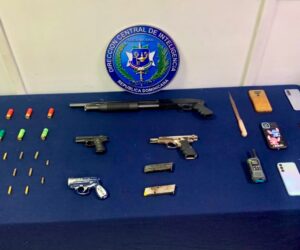 DINTEL y MP detienen a dos personas y ocupan armas y municiones durante allanamientos en Santiago