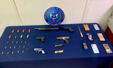 DINTEL y Ministerio Público detienen a dos personas y ocupan armas y municiones durante allanamientos en Santiago