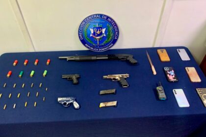 DINTEL y Ministerio Público detienen a dos personas y ocupan armas y municiones durante allanamientos en Santiago