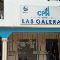 Las Galeras, Samaná.— Residentes de esta comunidad denunciaron la falta de un equipo para medir la presión arterial en la Policlínica de Las Galeras, situación que calificaron de preocupante debido a la importancia de este instrumento en la atención básica de los pacientes. La denuncia fue presentada ante el comunicador Estarlyn Carela, quien se trasladó la mañana de este lunes hasta el centro de salud para verificar personalmente la situación. Durante su visita, Carela constató que el establecimiento no disponía de un equipo para realizar la medición de la presión arterial a los pacientes que acuden en busca de asistencia médica. Los denunciantes señalaron que la toma de la presión arterial constituye un procedimiento básico en la evaluación inicial de los pacientes, especialmente de aquellos que presentan síntomas como mareos, dolores de cabeza, malestar general u otras condiciones que requieren valoración médica. Ante esta situación, el comunicador hizo un llamado al Servicio Nacional de Salud (SNS), a la Dirección Provincial de Salud, a la doctora Karen Núñez y a la Dirección Regional de Salud, encabezada por el doctor Julio César Landrón, para que dispongan una solución a la situación. Carela consideró necesario que la Policlínica de Las Galeras cuente de manera permanente con los equipos e instrumentos básicos necesarios para garantizar una atención adecuada y segura a la población. La falta de este dispositivo ha generado preocupación entre los moradores, quienes esperan que las autoridades sanitarias atiendan el reclamo y garanticen la disponibilidad del equipo para evitar dificultades durante la evaluación de los pacientes. Los residentes de Las Galeras esperan una respuesta concreta y una solución oportuna por parte de las autoridades competentes.