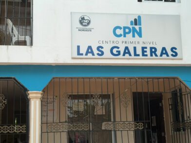 Las Galeras, Samaná.— Residentes de esta comunidad denunciaron la falta de un equipo para medir la presión arterial en la Policlínica de Las Galeras, situación que calificaron de preocupante debido a la importancia de este instrumento en la atención básica de los pacientes. La denuncia fue presentada ante el comunicador Estarlyn Carela, quien se trasladó la mañana de este lunes hasta el centro de salud para verificar personalmente la situación. Durante su visita, Carela constató que el establecimiento no disponía de un equipo para realizar la medición de la presión arterial a los pacientes que acuden en busca de asistencia médica. Los denunciantes señalaron que la toma de la presión arterial constituye un procedimiento básico en la evaluación inicial de los pacientes, especialmente de aquellos que presentan síntomas como mareos, dolores de cabeza, malestar general u otras condiciones que requieren valoración médica. Ante esta situación, el comunicador hizo un llamado al Servicio Nacional de Salud (SNS), a la Dirección Provincial de Salud, a la doctora Karen Núñez y a la Dirección Regional de Salud, encabezada por el doctor Julio César Landrón, para que dispongan una solución a la situación. Carela consideró necesario que la Policlínica de Las Galeras cuente de manera permanente con los equipos e instrumentos básicos necesarios para garantizar una atención adecuada y segura a la población. La falta de este dispositivo ha generado preocupación entre los moradores, quienes esperan que las autoridades sanitarias atiendan el reclamo y garanticen la disponibilidad del equipo para evitar dificultades durante la evaluación de los pacientes. Los residentes de Las Galeras esperan una respuesta concreta y una solución oportuna por parte de las autoridades competentes.
