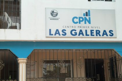 Las Galeras, Samaná.— Residentes de esta comunidad denunciaron la falta de un equipo para medir la presión arterial en la Policlínica de Las Galeras, situación que calificaron de preocupante debido a la importancia de este instrumento en la atención básica de los pacientes. La denuncia fue presentada ante el comunicador Estarlyn Carela, quien se trasladó la mañana de este lunes hasta el centro de salud para verificar personalmente la situación. Durante su visita, Carela constató que el establecimiento no disponía de un equipo para realizar la medición de la presión arterial a los pacientes que acuden en busca de asistencia médica. Los denunciantes señalaron que la toma de la presión arterial constituye un procedimiento básico en la evaluación inicial de los pacientes, especialmente de aquellos que presentan síntomas como mareos, dolores de cabeza, malestar general u otras condiciones que requieren valoración médica. Ante esta situación, el comunicador hizo un llamado al Servicio Nacional de Salud (SNS), a la Dirección Provincial de Salud, a la doctora Karen Núñez y a la Dirección Regional de Salud, encabezada por el doctor Julio César Landrón, para que dispongan una solución a la situación. Carela consideró necesario que la Policlínica de Las Galeras cuente de manera permanente con los equipos e instrumentos básicos necesarios para garantizar una atención adecuada y segura a la población. La falta de este dispositivo ha generado preocupación entre los moradores, quienes esperan que las autoridades sanitarias atiendan el reclamo y garanticen la disponibilidad del equipo para evitar dificultades durante la evaluación de los pacientes. Los residentes de Las Galeras esperan una respuesta concreta y una solución oportuna por parte de las autoridades competentes.
