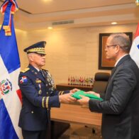 Entrega de bandera simboliza continuidad y compromiso en el cambio de mando de la PN