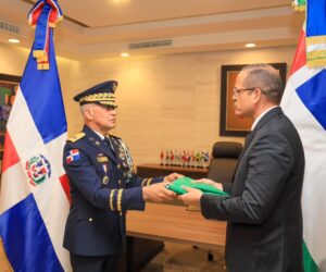 Entrega de bandera simboliza continuidad y compromiso en el cambio de mando de la PN
