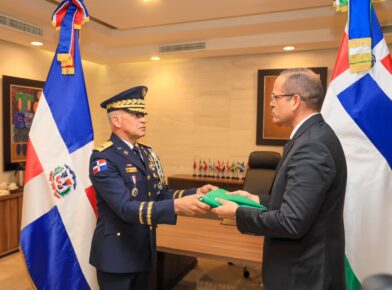 Entrega de bandera simboliza continuidad y compromiso en el cambio de mando de la PN