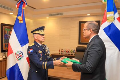 Entrega de bandera simboliza continuidad y compromiso en el cambio de mando de la PN