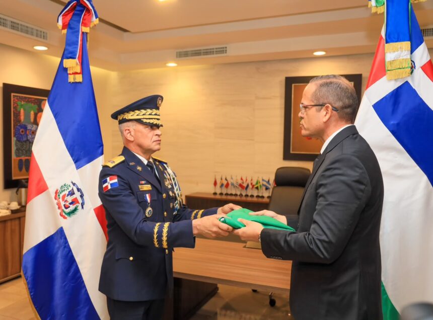 Entrega de bandera simboliza continuidad y compromiso en el cambio de mando de la PN