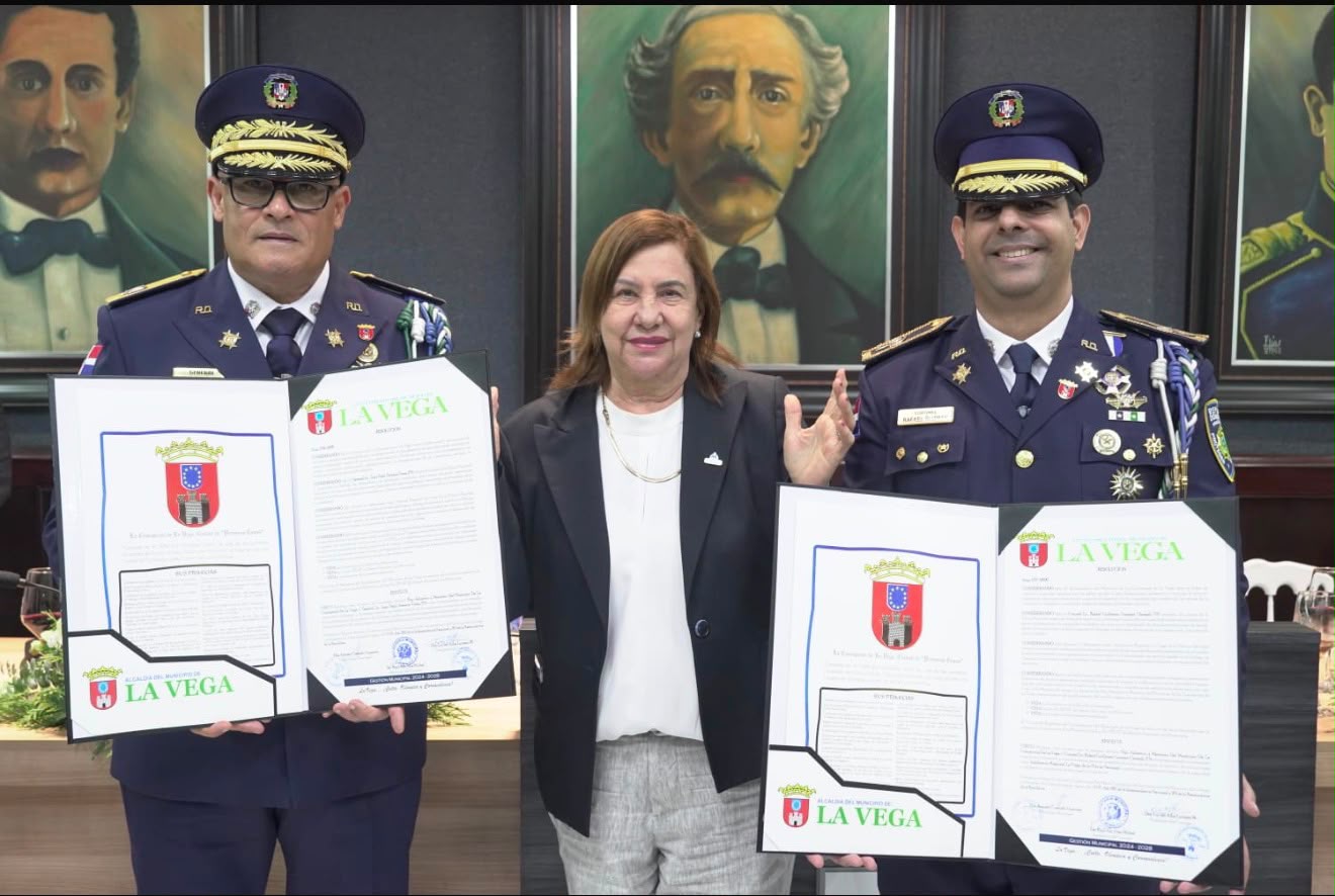 La Vega reconoce como hijos adoptivos y meritorios a oficiales de la Policía