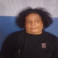 Policía apresa mujer con presuntas drogas en comida para detenido en La Vega