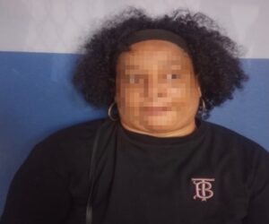 ¡Alarmante! Policía descubre presuntas drogas ocultas en comida para detenido en La Vega