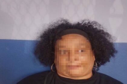 Policía apresa mujer con presuntas drogas en comida para detenido en La Vega