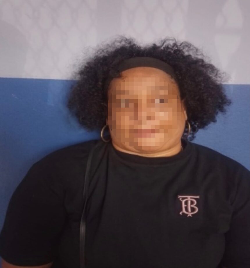 Policía apresa mujer con presuntas drogas en comida para detenido en La Vega