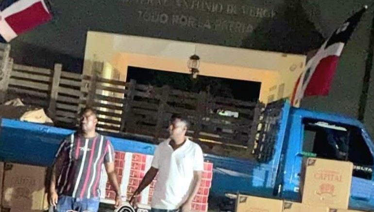 Apresan dos hombres con 230 mil cigarrillos ocultos entre aguacates y mangos en Azua