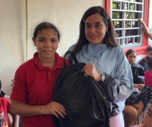 PROPEEP y Oficina Senatorial de Bonao entregan útiles escolares y raciones alimenticias en Los Barros 2