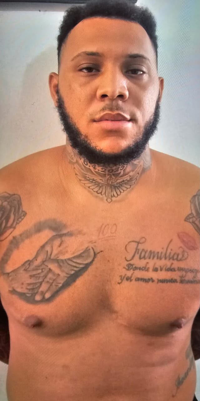 Tolentino publica primera foto de “Macho” tras ser apresado en Jamaica por muerte de recolector de basura en Santiago