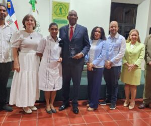 Editrudis Beltrán recibe reconocimiento por sus aportes a la física dominicana